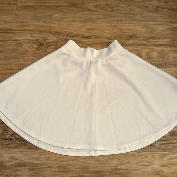 White skirt - Picture 1 of 1